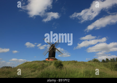 Brill-Windmühle ist ein schönes Beispiel für eine Postmill und eine der ältesten im Land auf einem Hügel im Dorf Buckinghamshire Stockfoto