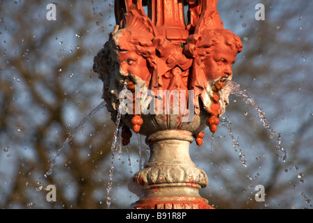 Wasser vom Brunnen im Park Poole, Dorset im Januar fallen Stockfoto