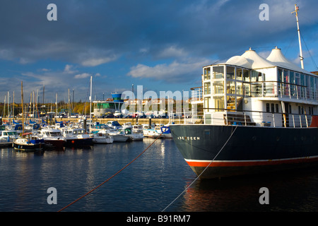 England-Tyne tragen königliche Kais. Eine schwimmende Bar und ein Restaurant im Albert Edward Dock an der königlichen Quays Marina festgemacht Stockfoto