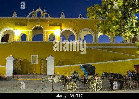 Das Kloster in Izamal und eine Pferdekutsche Stockfoto