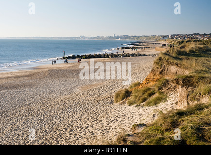 Blick vom Hengistbury Head unten am Strand in Richtung Southbourne, Dorset, England, UK Stockfoto