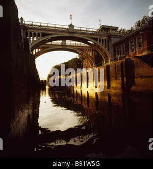 Schloss Richmond und Wehr auf der Themse Stockfoto