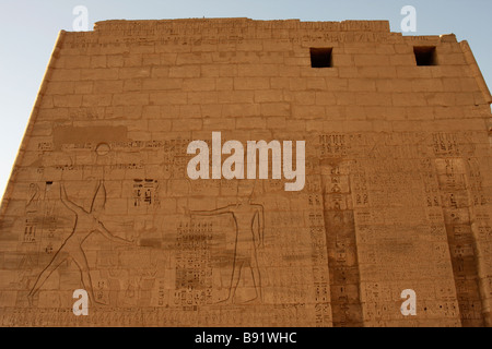 Linderung von Ramses III töten Feinde und Gott Amun geschnitzt auf ersten Pylon [Medinet Habu] Tempel, "West Bank", Luxor, Ägypten Stockfoto