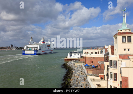 Die Cross Channel Ferry "Mont St. Michel durch den schmalen Eingang des Hafens von Portsmouth Stockfoto