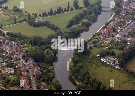 Luftaufnahme des Wehrs am Fluss Severn Shrewsbury Shropshire England Uk Stockfoto