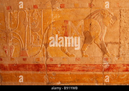 Ägyptische Hieroglyphen und gemalten Löwen Wand-Relief, Leichenhalle Tempel der Königin Hatshepsut, 'Deir el-Bahri","West Bank", Luxor Stockfoto