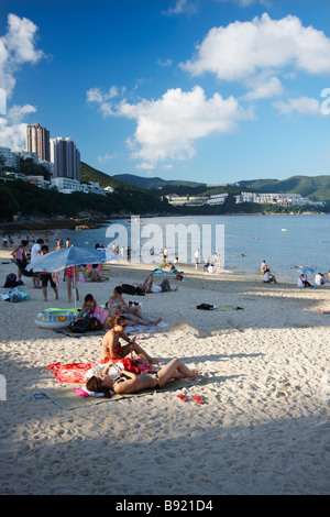 Leute, Sonnenbaden am Stanley Main Beach, Hong Kong Stockfoto