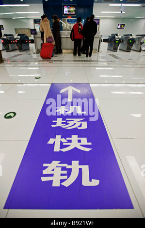 Stock melden Sie sich bei chinesischen zeigt Weg neue Airport Express Bahn führt zum neuen Terminal 3 am Beijing International Airport Stockfoto