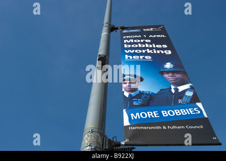 Hammersmith und Fulham Rates Zeichen kündigt mehr Polizei oder Bobbies, im Londoner Stadtteil West arbeiten Stockfoto