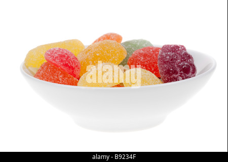 Schale mit Obst Süßigkeiten in vielen Farben auf einem weißen Hintergrund isoliert Stockfoto