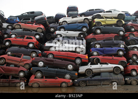 Schrott-Autos zu einem Recyclingzentrum, Opladen in der Nähe von Leverkusen, Nordrhein-Westfalen, Deutschland. Stockfoto