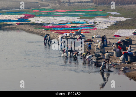 Dhobi Kleidung Unterlegscheiben im Fluss Yamuna in Agra Indien Stockfoto