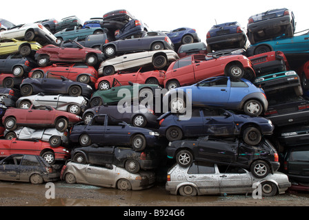 Schrott-Autos zu einem Recyclingzentrum, Opladen in der Nähe von Leverkusen, Nordrhein-Westfalen, Deutschland. Stockfoto