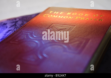 Kirche von Irland Book Of Common Prayer, Licht aus einem Glasfenster, ruht auf einem lila Kissen. Stockfoto