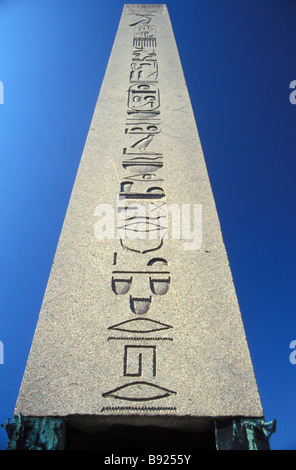 altes türkisches Denkmal Osmanischen Reiches Trophäe Hieroglyphen auf Granit ägyptischen Obelisken im Hippodrom Istanbul Türkei Stockfoto