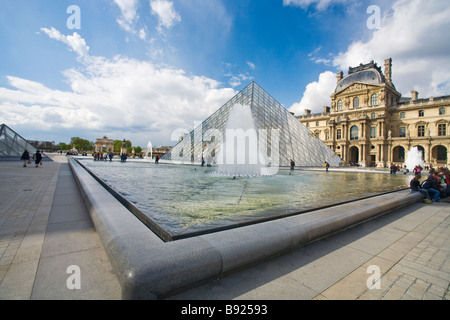 Brunnen-Pyramide und äußere des Musee du Louvre Museum Paris Frankreich Europa Stockfoto