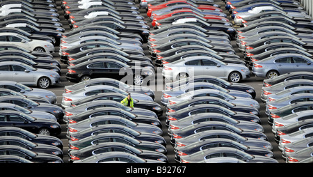 EIN ARBEITER GEHT UNTER DEN BRANDNEUEN JAGUAR AUTOS AN FIRMEN AUTOFABRIK IN CASTLE BROMWICH, BIRMINGHAM, VEREINIGTES KÖNIGREICH. Stockfoto