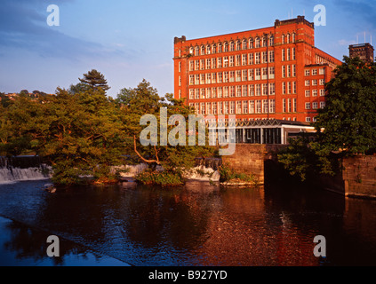 East Mill (1912) und Hufeisen Weir am Fluss Derwent, Belper, Derbyshire, England, UK Stockfoto