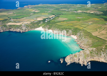 Luftaufnahme von Porthcurno Beach, Pednvounder, Logan's Rock und Treen Cliff Cornwall England Großbritannien Stockfoto