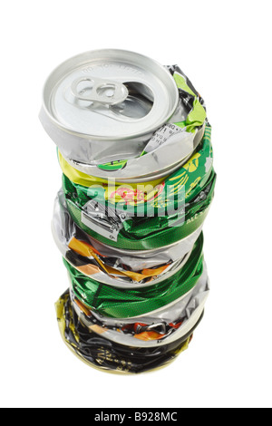 Stapel von zerkleinerten Dosen bereit für das recycling auf weißem Hintergrund Stockfoto