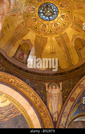 Innenraum mit Kuppel von der Pfarrei Kirche St. Elisabeth