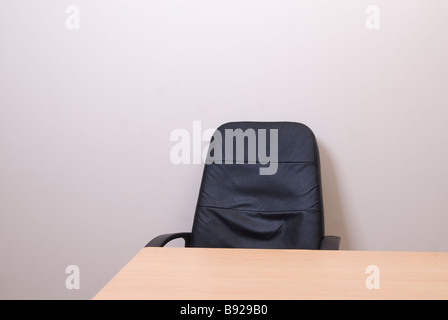 Schwarzes Ledersessel in ein leeres Büro Stockfoto