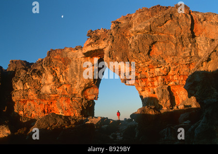Frau stehend unter Felsen Bogen Wolfsberg Arch Cederberg Western Cape Provinz Südafrika Stockfoto