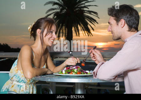 Junges Paar genießen Sie eine Mahlzeit zusammen bei Sonnenuntergang in Südafrika Kapstadt Western Cape Provinz Stockfoto