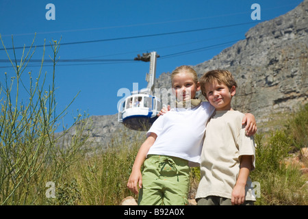 Niedrigen Winkel Ansicht von jungen und Mädchen auf der Seite Table Mountain Kapstadt Western Cape Provinz Südafrika Stockfoto