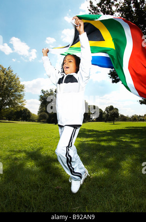 Junge läuft mit südafrikanischen Flagge Zoolake Park Johannesburg Gauteng in Südafrika Stockfoto