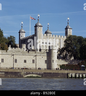 Tower von London bei Flut von der Themse, Spätsommer, weißen Turm zeigen. Stockfoto