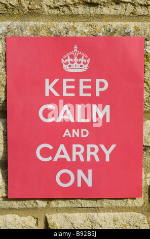 Britische 2. Weltkrieg Propagandaplakat drängen die Menschen zu Keep Calm and Carry On. Stockfoto