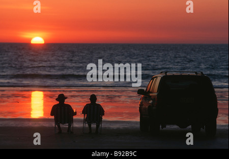 Fischer genießen Sundowner in der Abenddämmerung Bezirk Swakopmund Namibia Stockfoto