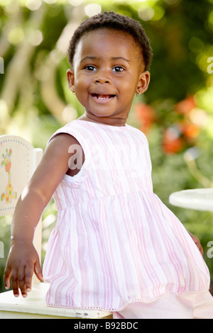 Babymädchen in einem hübschen rosa Kleid lächelnd Kapstadt Western Cape Provinz in Südafrika Stockfoto