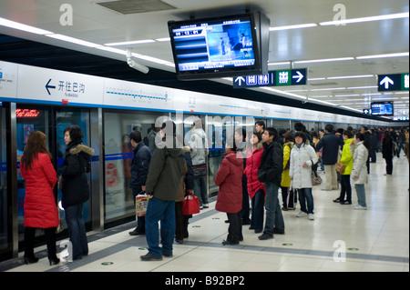 Innere des modernen u-Bahnstation am neuen u-Bahn-Linie in Peking Stockfoto