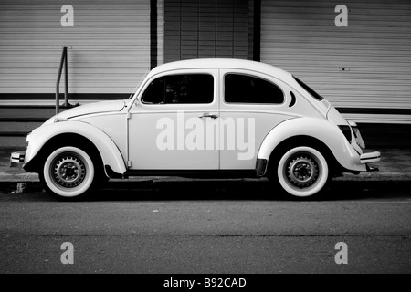 Vintage weiß Volkwagen Käfer mit weißen Seite Reifen auf der Straße geparkt Stockfoto