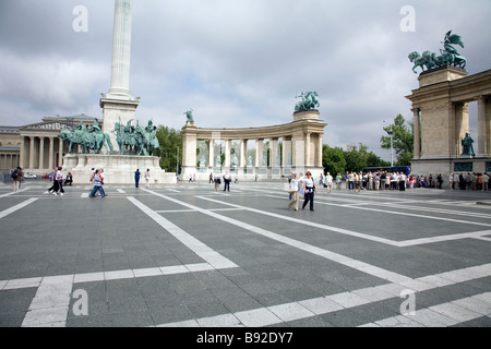 Millennium Monument Milleniumi Emlekmu in Heroes Square Hosok Tere in Budapest Stockfoto