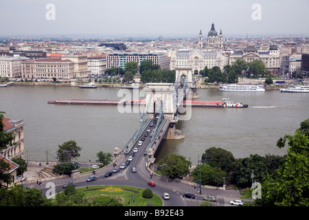 Ein Schiff auf der Donau unterquert die Kettenbrücke Szechenyi Lánchíd in Budapest Stockfoto