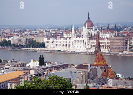 Ungarische Parlament am Ufer der Donau in Budapest vom Burgberg aus gesehen Stockfoto