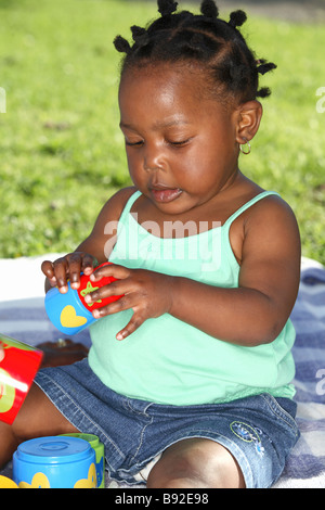 Babymädchen spielen mit Bausteinen Dewaal Park Cape Town Western Cape Provinz South Africa Stockfoto