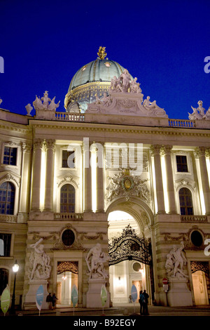 Eingang zur Hofburg bei Nacht Wien Österreich Stockfoto