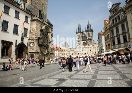 Eingabe der Altstädter Ring mit der astronomischen Uhr auf der linken Seite und Tynsky Chram direkt vor Prag Tschechische Republik Stockfoto