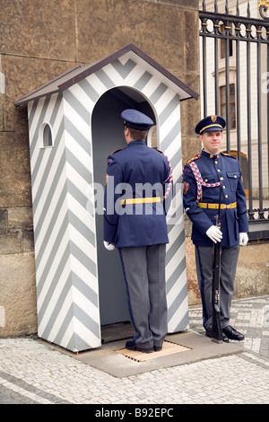 Die Wachablösung am Haupttor der Prager Burg Prazsky Hrad Prag Tschechische Republik Stockfoto