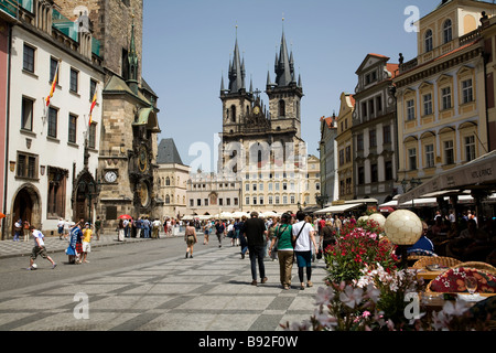 Prager Altstädter Ring mit der astronomischen Uhr auf der linken Seite. Prag Tschechien Stockfoto