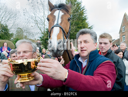 "Kauto Star" mit Besitzer Clive Smith (links) und Trainer Paul Nicholls (rechts) mit dem Chetenham Gold Cup, Ditcheat, Somerset Stockfoto