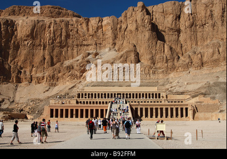 Touristen, die Leichenhalle Tempel der Königin Hatshepsut, 'Deir el-Bahri","West Bank", Luxor, Ägypten Stockfoto