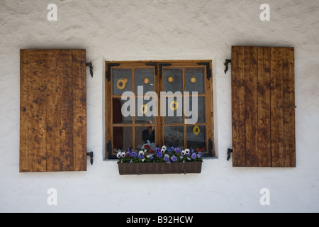 Fenster-Shutter, Taverne Postipoiss in Pärnu, Estland, Europa Stockfoto