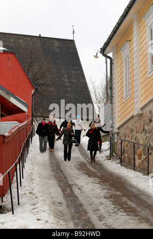 Auf die Winterzeit gibt es eine Vielzahl von rutschigen Straßen in der Altstadt von Porvoo, Finnland, Skandinavien, Europa. Stockfoto