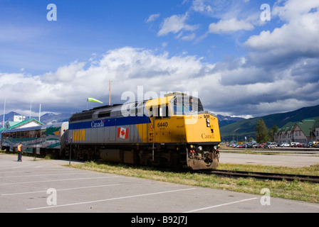 Ein VIA Zug wartet am Jasper, Alberta-Bahnhof um Passagiere nach Edmonton. Stockfoto