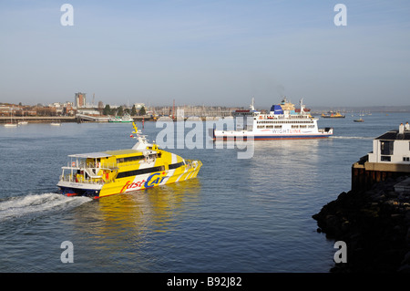 Portsmouth Harbour mit Versand St Cecilia eine Roro-Fähre beschäftigt und Seacat Ryde eine Passagierfähre sind sowohl zur Isle Of Wight Stockfoto